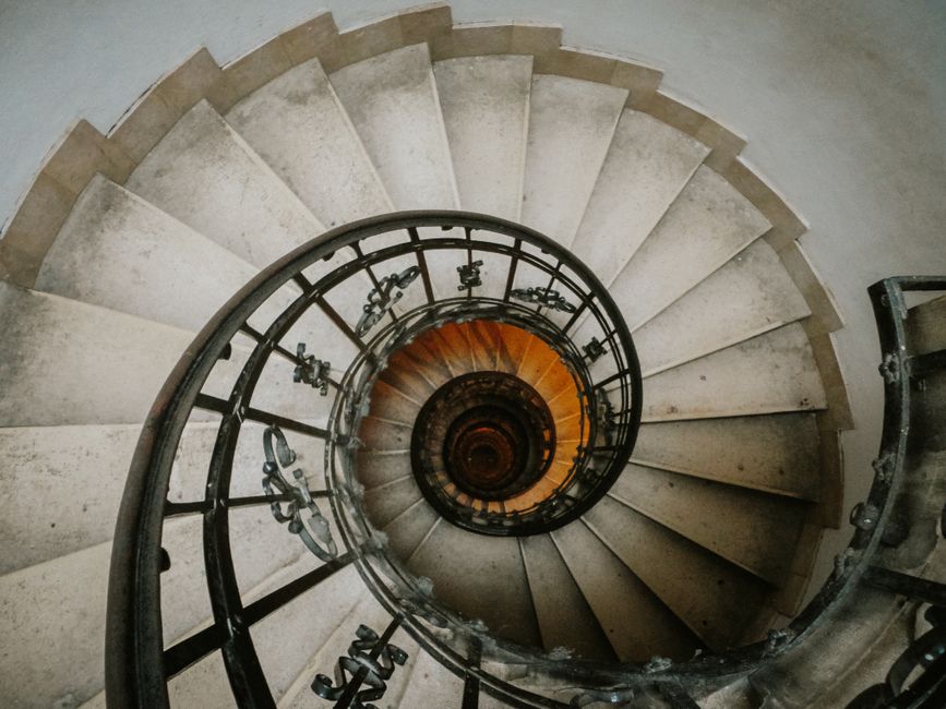 monte-escalier à Cléry-Saint-André